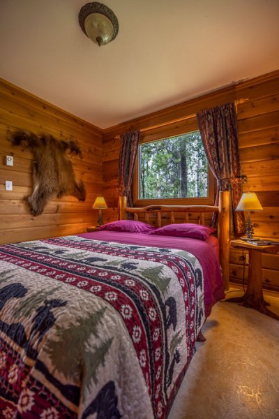 Bear-Cabin-Bedroom-Vert